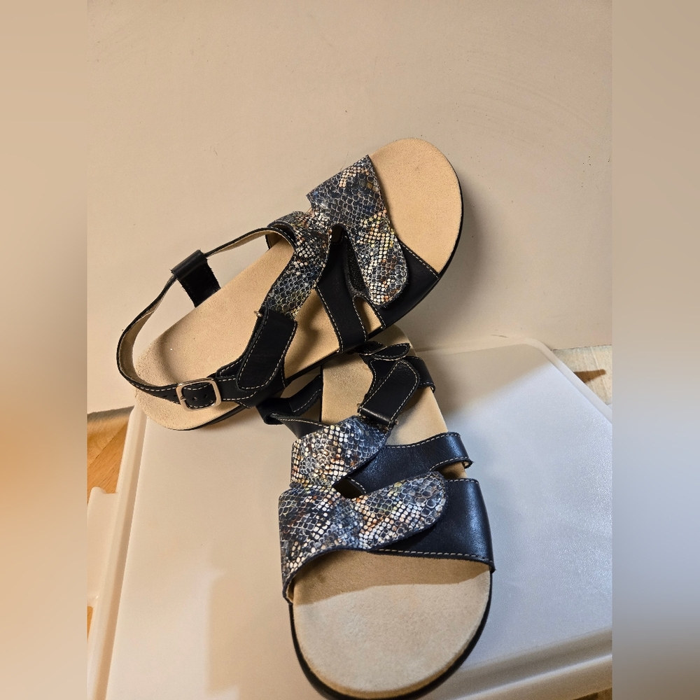 SAS: Stylish Black and Blue Sandals - Picture 4 of 6